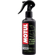 ניקוי חיצוני של קסדה ומשקף M1 מבית MOTUL - MOTUL