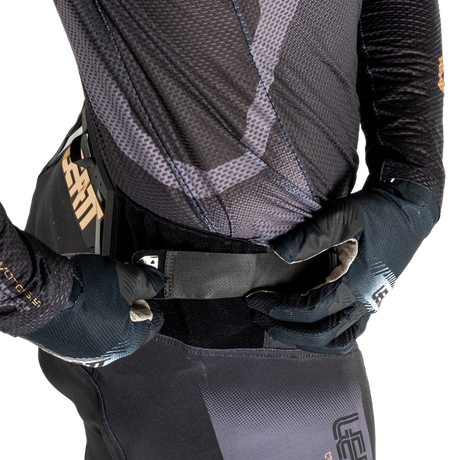 סט מכנס וחולצה 5.5 Stealth - Leatt