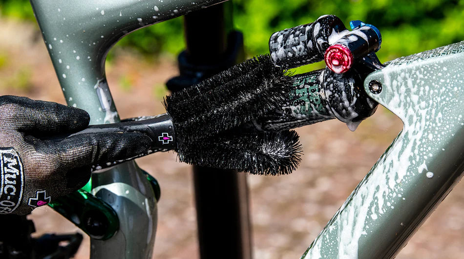 מברשת ניקוי דו-ראשית Muc-Off 2 Prong Brush