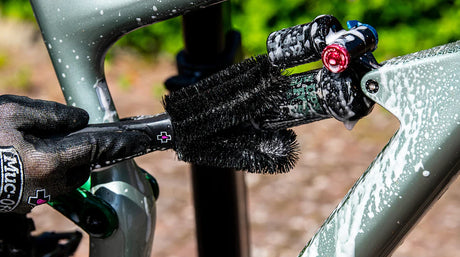מברשת ניקוי דו-ראשית Muc-Off 2 Prong Brush